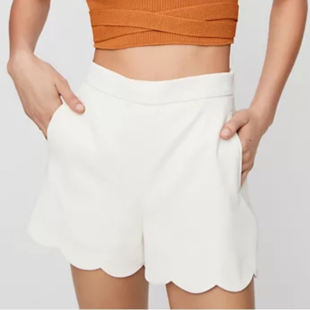 Aritzia Wilfred White Scallop Shorts